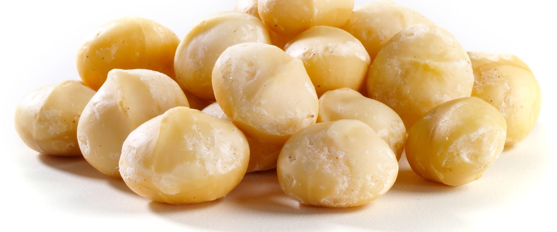 Do raw macadamia nuts taste good?