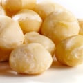 What is the average cost of a 1 lb bag of macadamia nuts?